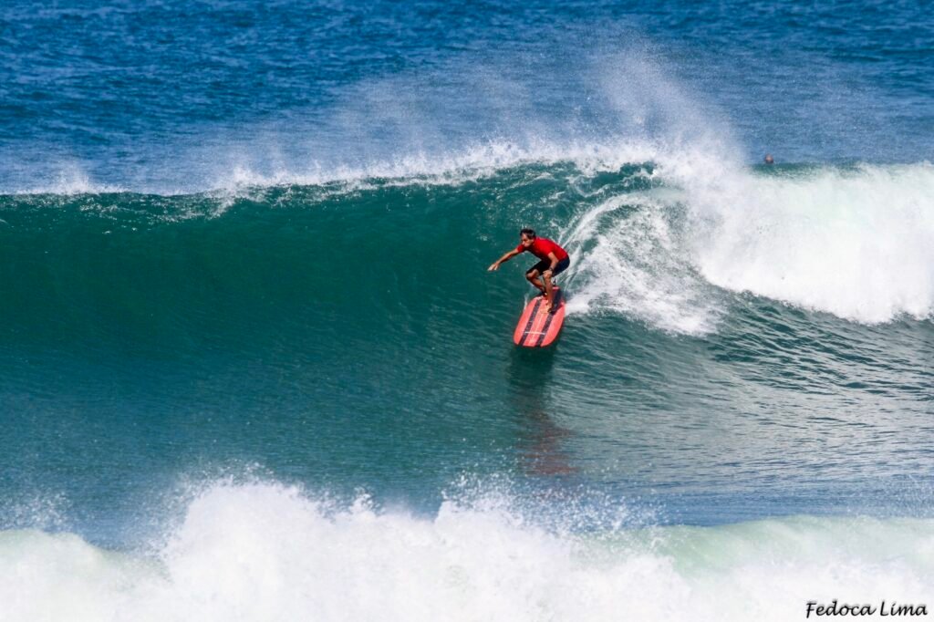 homem de vermelho surfando