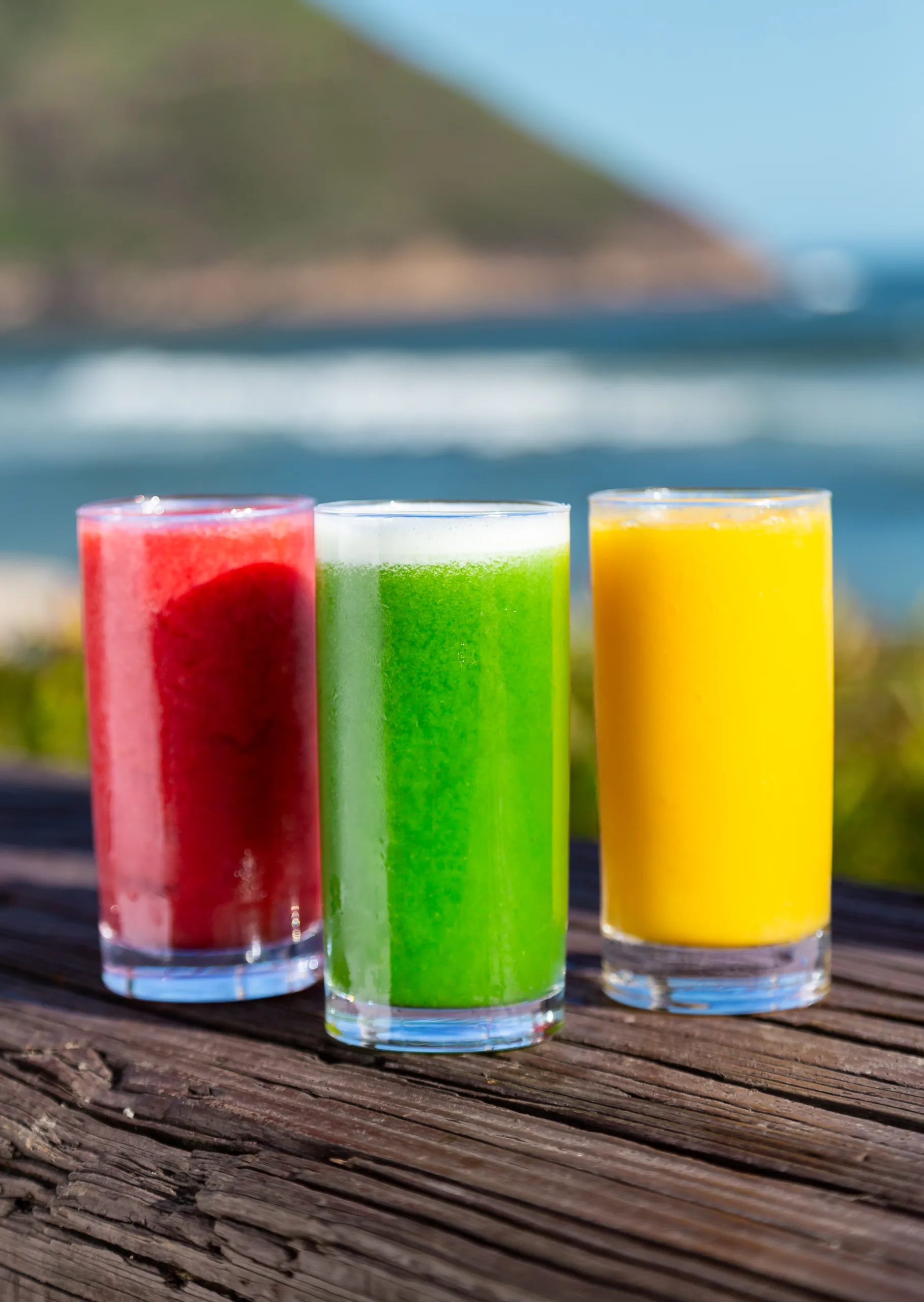 sucos naturais de manga, laranja com acerola e suco verde