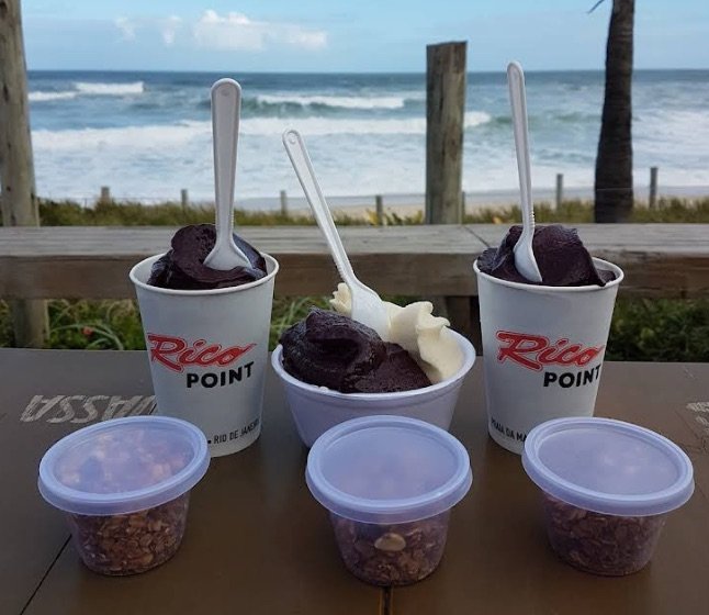 Acai Rico Point com a praia ao fundo